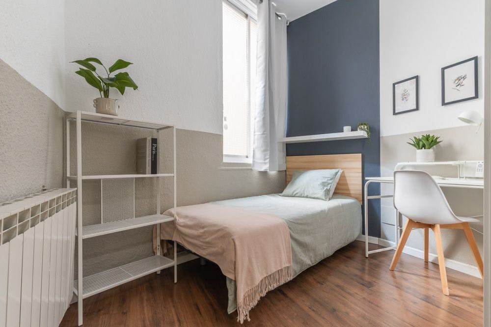 Private room for rent for €630 per month in Madrid, Calle de los Caños del Peral