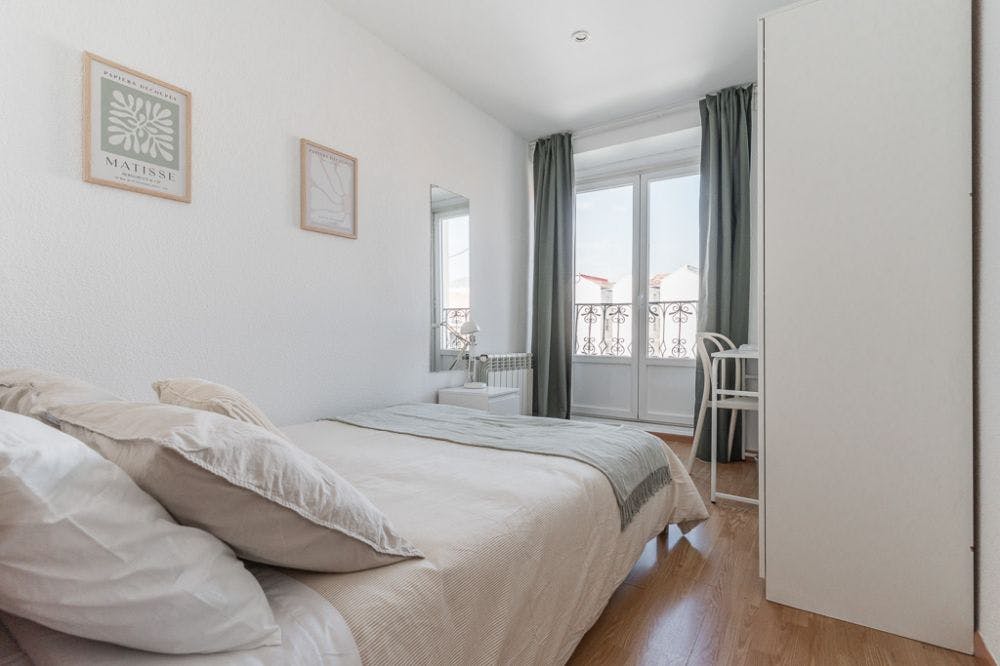 Private room for rent for €660 per month in Madrid, Calle de Bailén