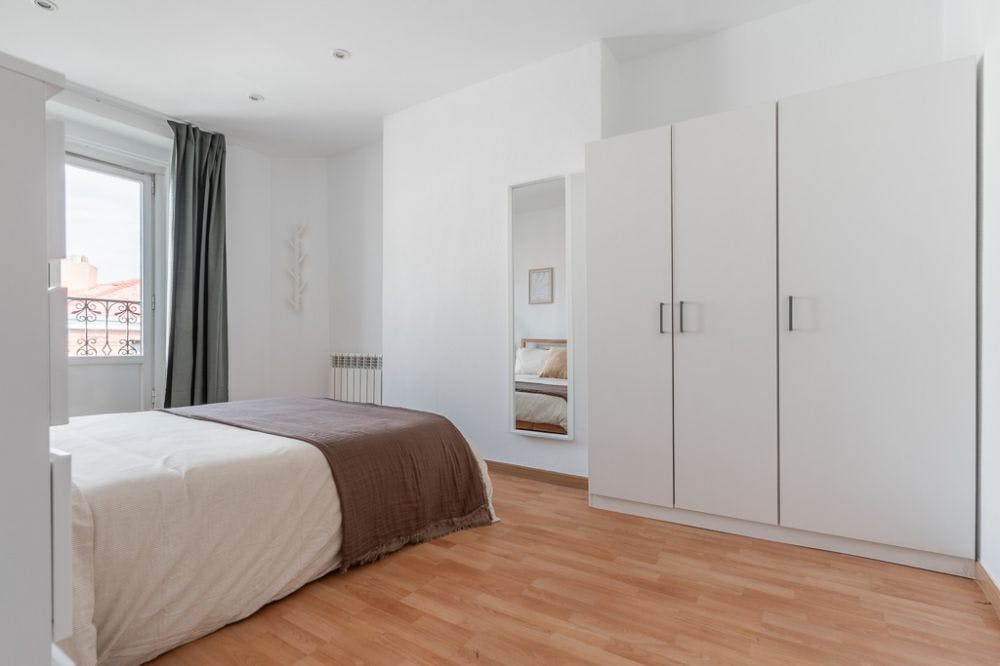 Private room for rent for €670 per month in Madrid, Calle de Bailén