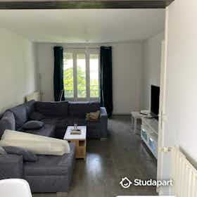 Lägenhet att hyra för 1 065 € i månaden i Nantes, Boulevard Jules Verne