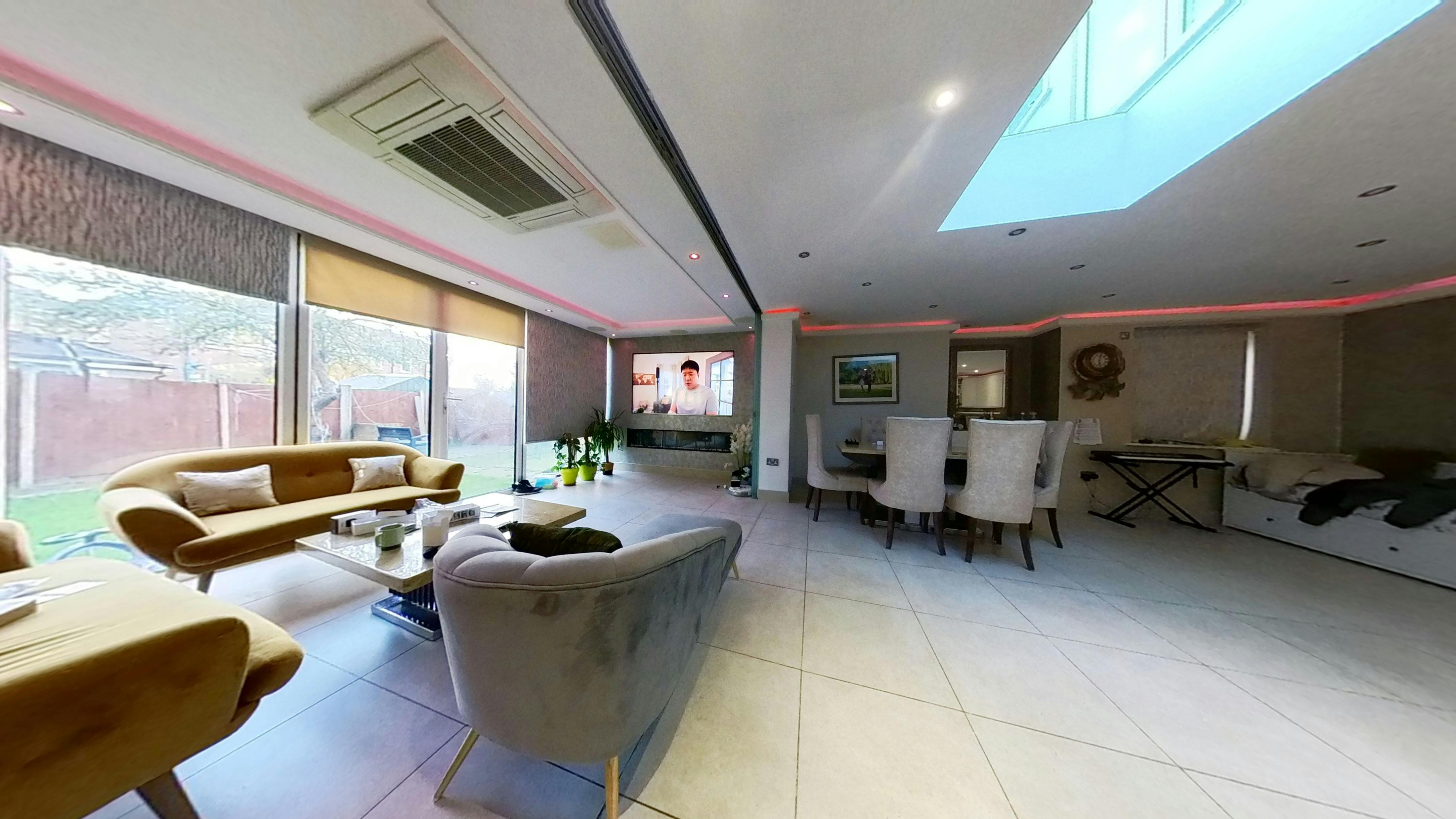 Дом сдается в аренду за 4 500 € в месяц в Staines, Staines Road