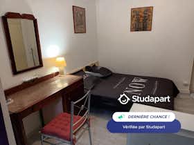 Appartement te huur voor € 470 per maand in Narbonne, Rue Baptiste Limouzy