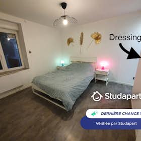 House for rent for €525 per month in Saint-Étienne, Rue Désiré Claude