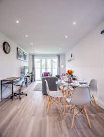 公寓 正在以 £2,977 的月租出租，其位于 Hatfield, Roe Green Close
