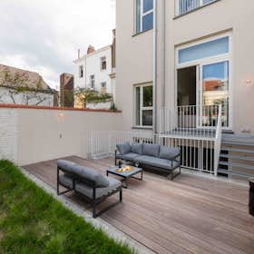Apartment for rent for €2,950 per month in Saint-Josse-ten-Noode, Rue de Bériot