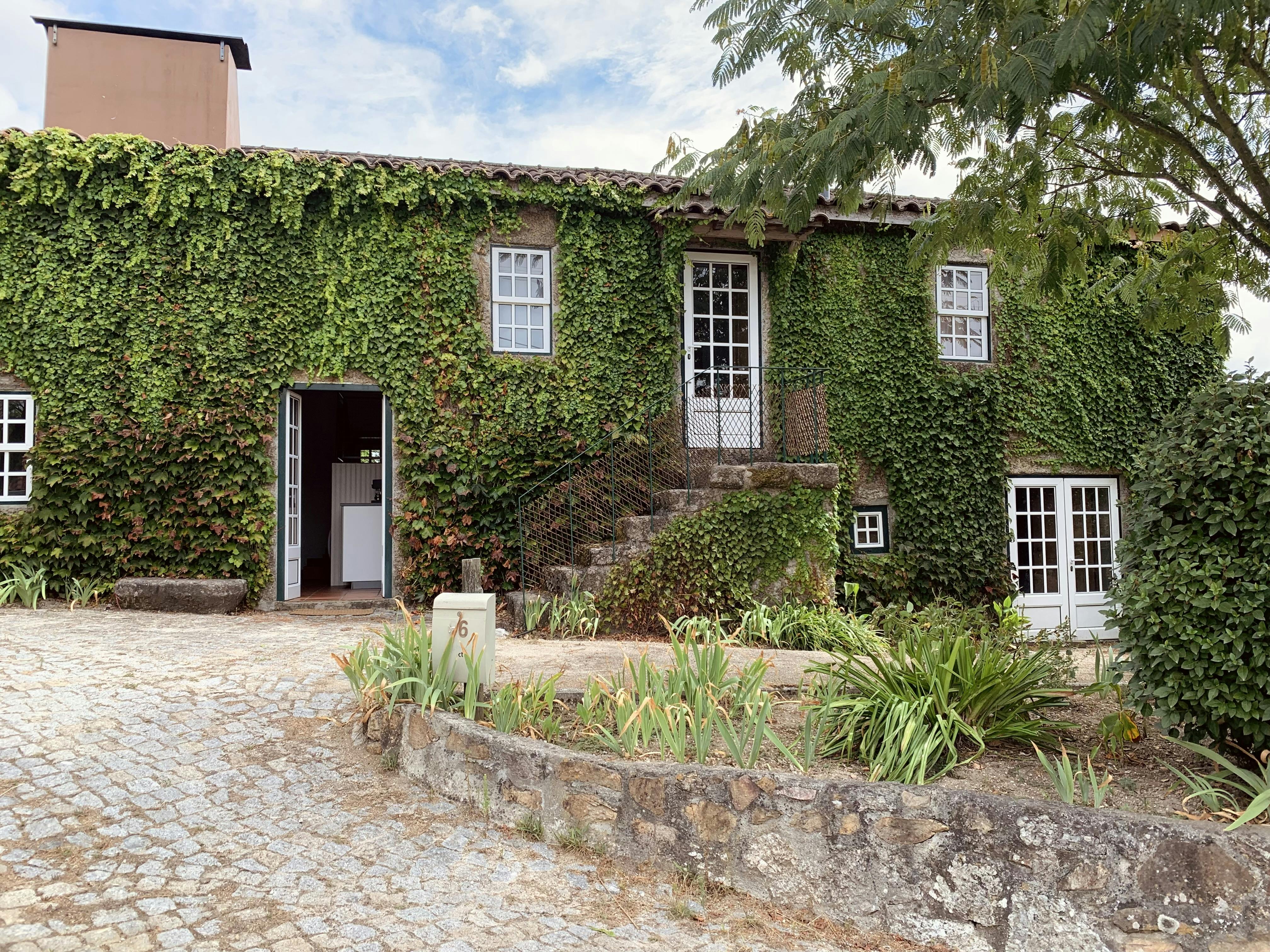 房源 正在以 €1,600 的月租出租，其位于 Vila Garcia, Rua do Crasto