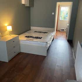 私人房间 正在以 €780 的月租出租，其位于 Dublin 24, Cúl Na Gréine