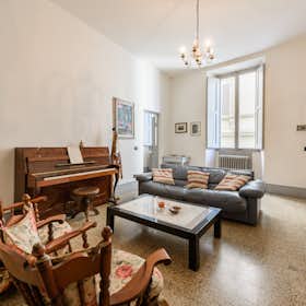 Lägenhet att hyra för 2 150 € i månaden i Florence, Lungarno delle Grazie