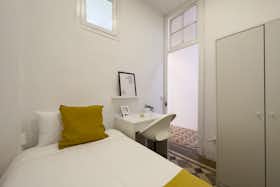Gedeelde kamer te huur voor € 400 per maand in Barcelona, Carrer Nou de la Rambla