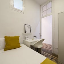 Shared room for rent for €400 per month in Barcelona, Carrer Nou de la Rambla
