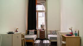 Общая комната сдается в аренду за 74 999 HUF в месяц в Budapest, Üllői út