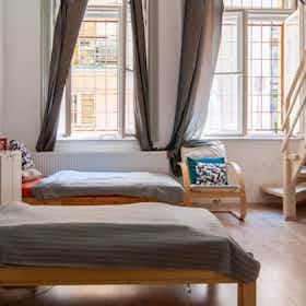 Shared room for rent for HUF 59,939 per month in Budapest, Üllői út