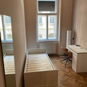 WG-Zimmer for rent for 130.212 HUF per month in Budapest, Izabella utca
