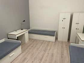Shared room for rent for HUF 64,994 per month in Budapest, Rákóczi út