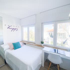 Private room for rent for €600 per month in Madrid, Calle de la Brisa
