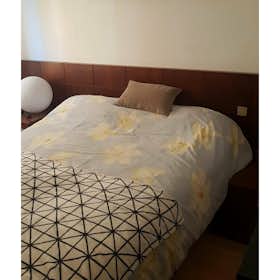 Private room for rent for €525 per month in Madrid, Calle de Aquitania