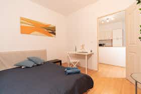 Private room for rent for HUF 131,763 per month in Budapest, Aradi utca
