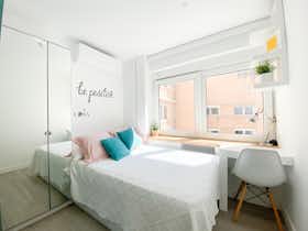 Private room for rent for €650 per month in Madrid, Calle de la Brisa