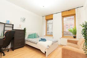 Private room for rent for HUF 151,140 per month in Budapest, Aradi utca