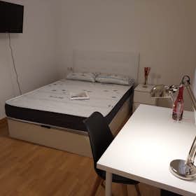 Private room for rent for €750 per month in Barcelona, Travessera de Gràcia