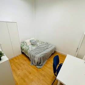 Private room for rent for €649 per month in Madrid, Calle Gran Vía