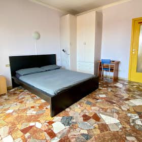 Apartment for rent for €1,300 per month in Milan, Via Asiago