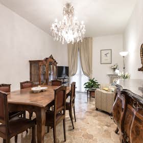 Apartment for rent for €3,750 per month in Milan, Viale Montello