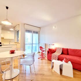 Apartment for rent for €2,450 per month in Milan, Via Sannio