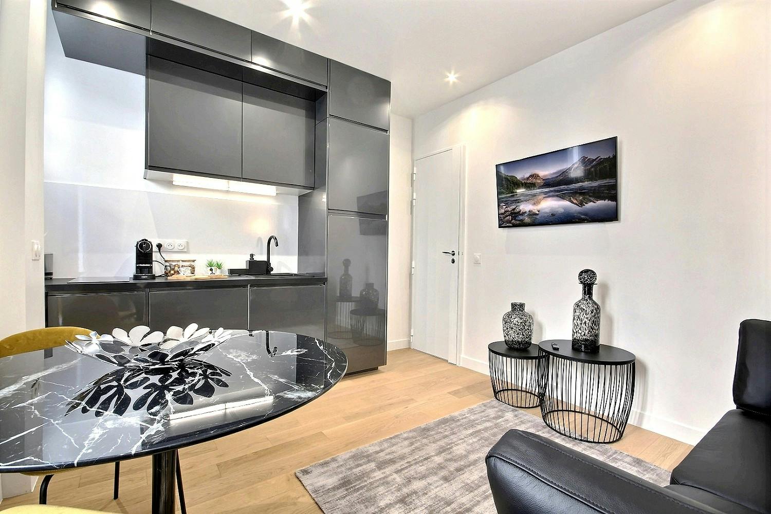 Rue Balzac, Paris preview