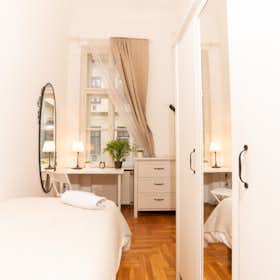 Private room for rent for HUF 126,128 per month in Budapest, Teréz körút