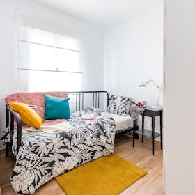 Private room for rent for €520 per month in Madrid, Calle de las Matas