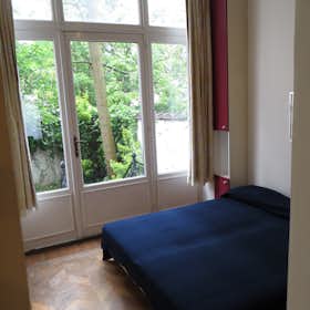 Apartment for rent for €1,140 per month in Brussels, Square Ambiorix