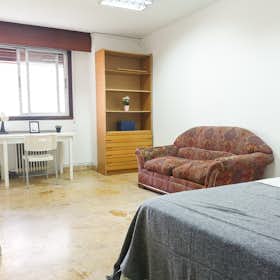Private room for rent for €660 per month in Madrid, Calle de Beatriz de Bobadilla