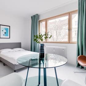 Studio for rent for €1,390 per month in Berlin, Darmstädter Straße