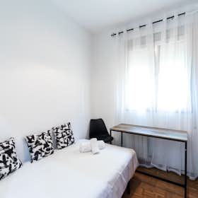 Private room for rent for €505 per month in Madrid, Calle María Zayas