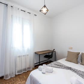 Private room for rent for €550 per month in Madrid, Calle María Zayas