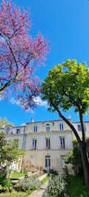 单间公寓 正在以 €1,300 的月租出租，其位于 Montpellier, Rue du Carré du Roi