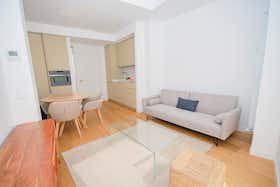 公寓 正在以 €1,600 的月租出租，其位于 Madrid, Calle de Víctor de la Serna