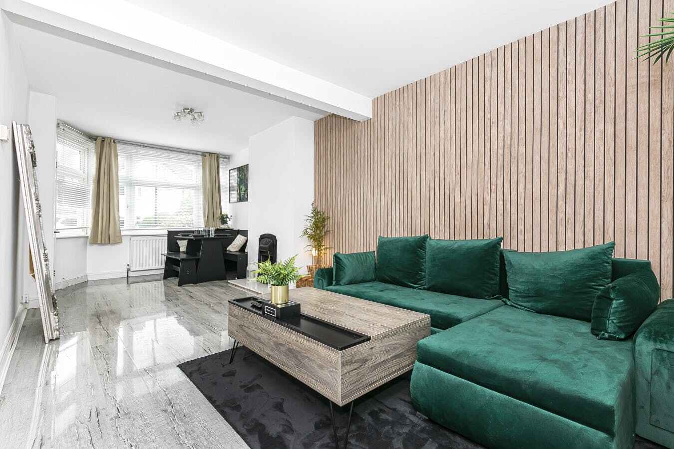 Дом сдается в аренду за 3 352 € в месяц в Feltham, Elmgate Avenue