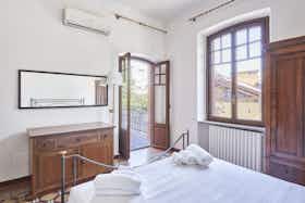 Building for rent for €4,000 per month in Saronno, Via 4 Novembre