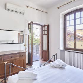 Здание сдается в аренду за 4 000 € в месяц в Saronno, Via 4 Novembre