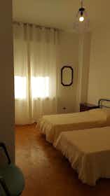 Appartamento in affitto a 800 € al mese a Ferrara, Viale Camillo Benso di Cavour