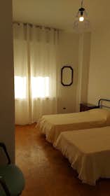 公寓 正在以 €800 的月租出租，其位于 Ferrara, Viale Camillo Benso di Cavour
