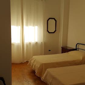 Appartement te huur voor € 800 per maand in Ferrara, Viale Camillo Benso di Cavour