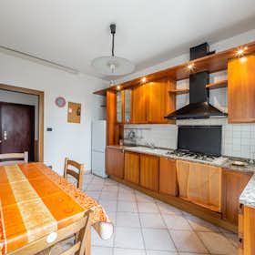 Apartment for rent for €1,400 per month in Bologna, Via Vasco De Gama