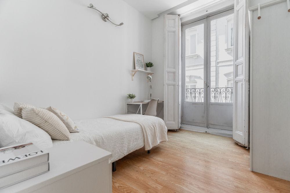 Private room for rent for €680 per month in Madrid, Calle de Redondilla