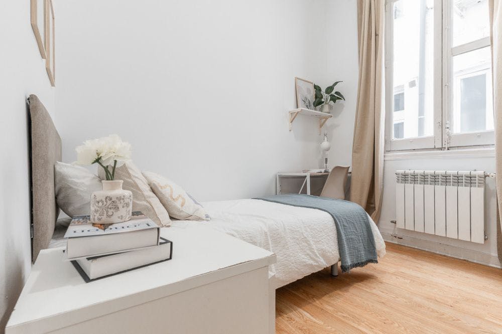 Private room for rent for €580 per month in Madrid, Calle de Redondilla