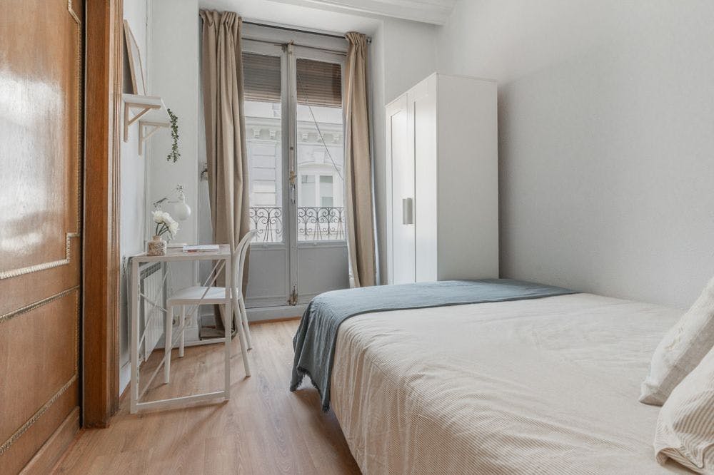 Private room for rent for €670 per month in Madrid, Calle de Redondilla