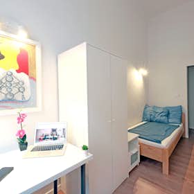 Отдельная комната сдается в аренду за 167 055 HUF в месяц в Budapest, Bródy Sándor utca