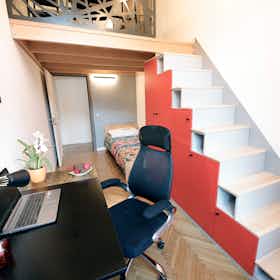 Shared room for rent for HUF 151,150 per month in Budapest, Baross utca